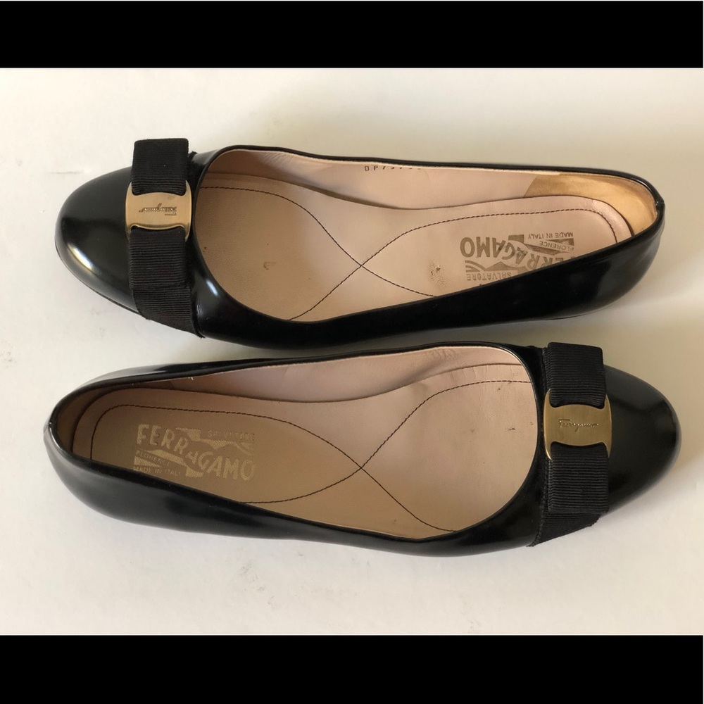 SALVATORE FERRAGAMO BLACK LEATHER ROUND TOE FLATS